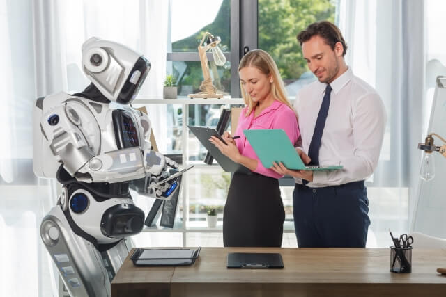 ロボットと男性と女性②